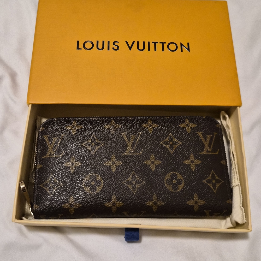 Louis Vuitton Monogram Zippy Wallet